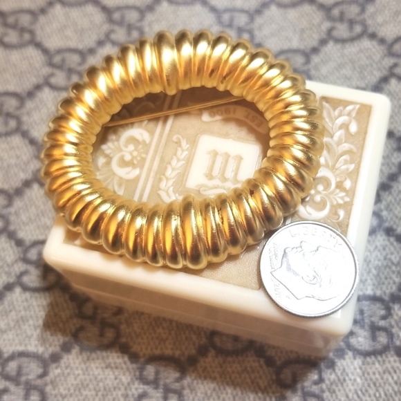 Vintage Designer signed ESSEX Classic Golden Oval Brooch - Picture 4 of 4